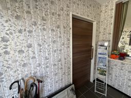 花柄壁紙の受付前  