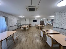 広い食堂の空間  