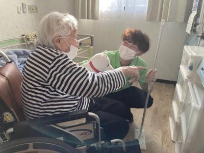 車椅子の利用者と職員