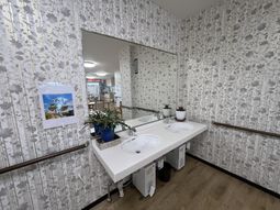 明るい洗面台のある廊下  