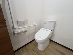 手すり付きのトイレ  