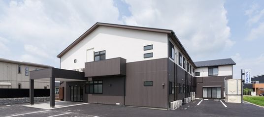 落ち着いた外観の建物  