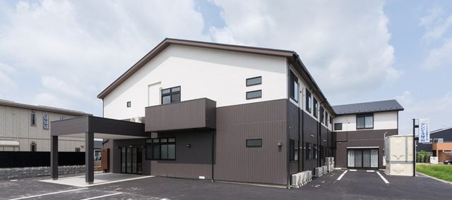 落ち着いた外観の建物  