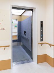 明るい廊下のエレベーター