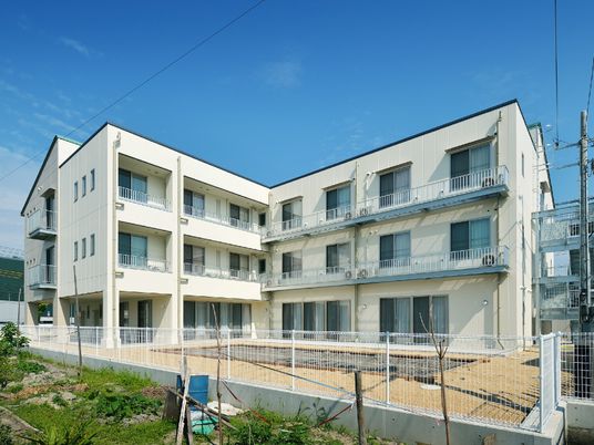 明るい外観の建物