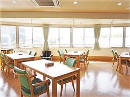 明るい食堂の様子