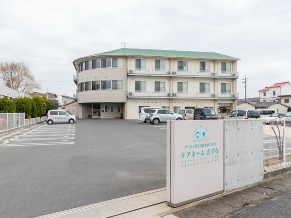 円形コーナーの建物外観