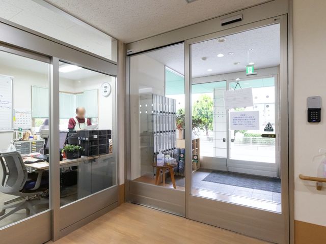 エントランスの自動ドアとスタッフ