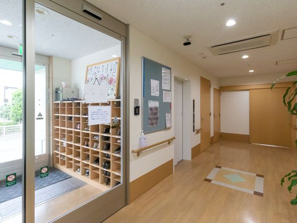 清潔な施設のエントランス