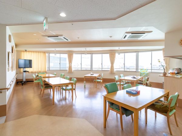 広々とした明るい食堂