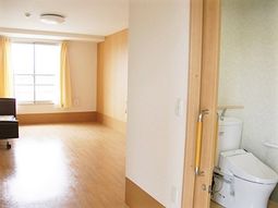 明るい居室の様子