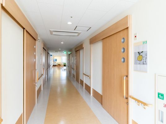 明るく見通しの良い通路である。居室の扉は大きく開閉する引き戸を使用し、壁には手すりを取り付けている。