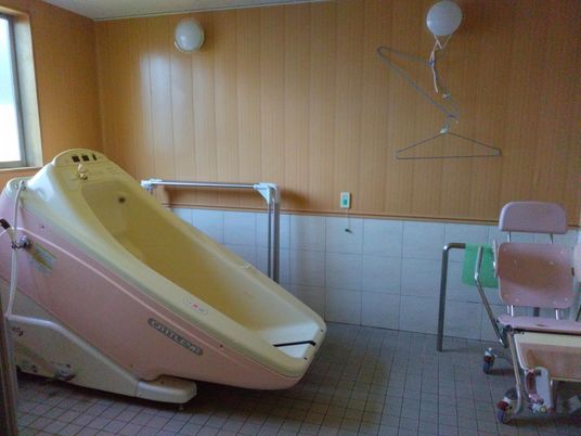 広々とした浴槽のある浴室