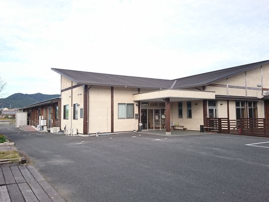 広い駐車場がある建物