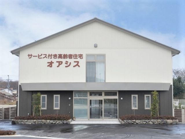 清潔感ある施設正面 外観 ゆとりある駐車場を備えた、清潔でモダンな外観です。迎え入れるエントランスは明るく開放的で、来訪者に安心感を与えます。