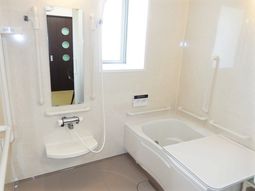 明るい設備の浴室