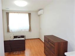 明るい居室の一角