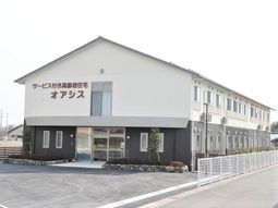 清潔感のある建物エントランス