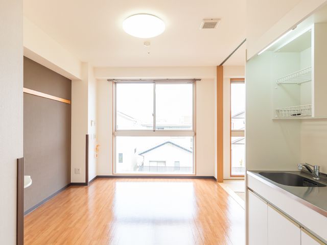 洋室の明るい居室 居室 日当たりが良く、清潔感溢れる空間の居室です。快適な新生活のスタートにふさわしい、落ち着いた雰囲気を備えています。