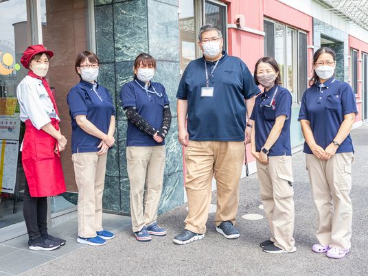 スタッフが整列施設前