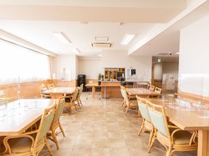 明るい広々とした食堂