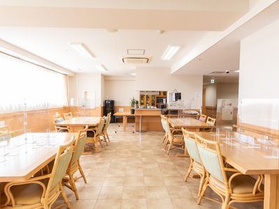明るい広々とした食堂