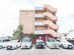 明るい外観の建物