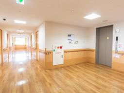 清潔感のある広々廊下