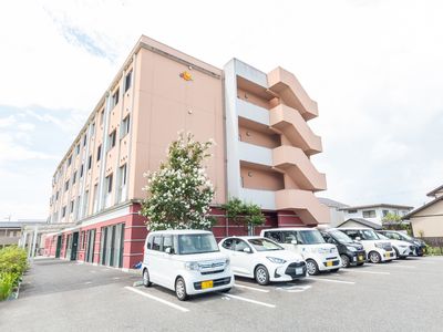 広々としたモダンな外観