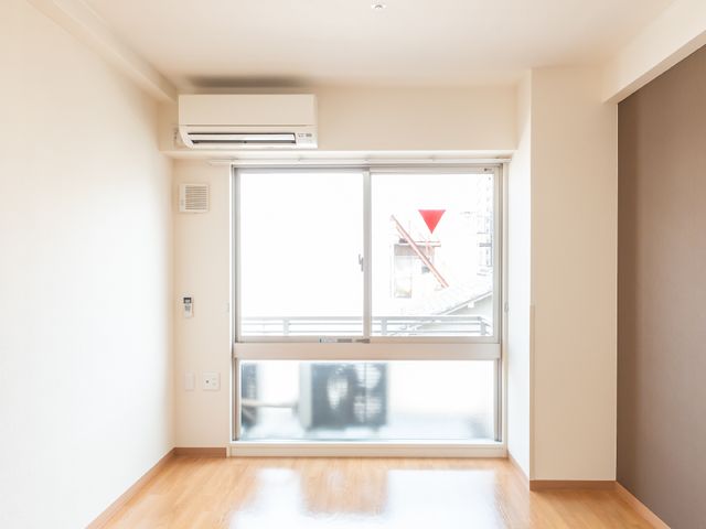 空室の居室 居室 明るく清潔感のある居室です。床から窓までの高さもあり、居心地の良い空間が確保されています。