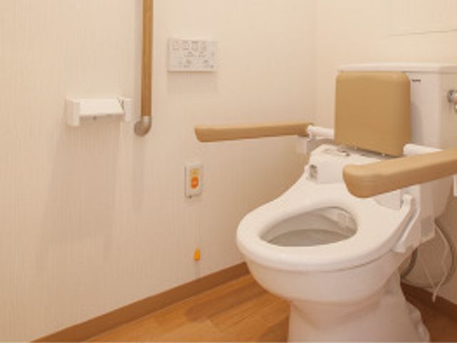 手すり付きのトイレ トイレ 手すりのある清潔なトイレは、安全にご利用いただけるよう配慮されています。安心して就業できる環境が整っています。