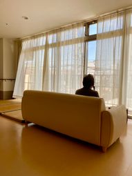 ソファに座る人の後ろ姿