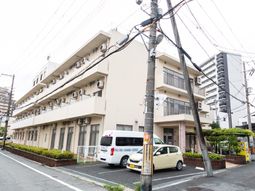 白い建物の外観と通り