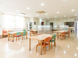 明るい食堂の様子