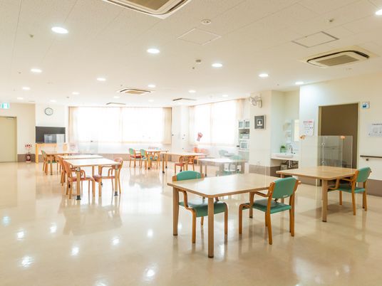 広々とした明るい食堂