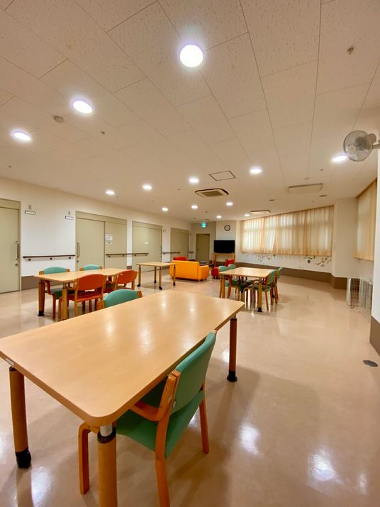 広々とした明るい食堂