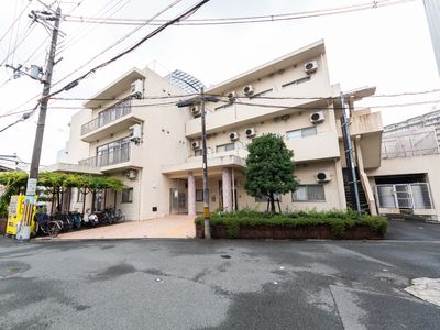 清潔なビルの外観