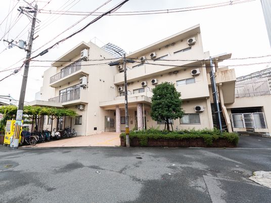 清潔なビルの外観