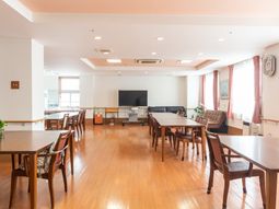 広々とした明るいダイニングルーム