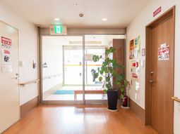 明るいエントランスの様子