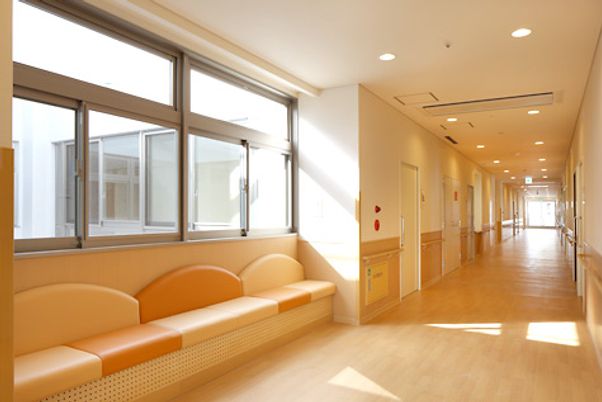 暖かみのある明るい廊下