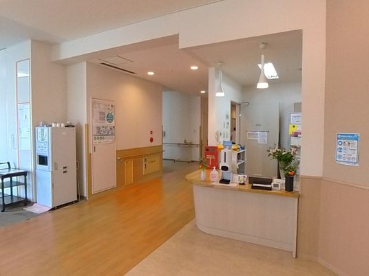 明るい受付の風景