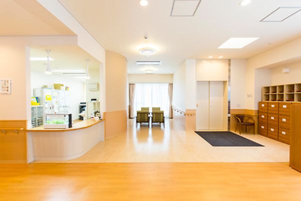 明るい受付と廊下の空間