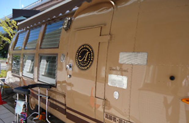 ベージュの外壁とロゴ