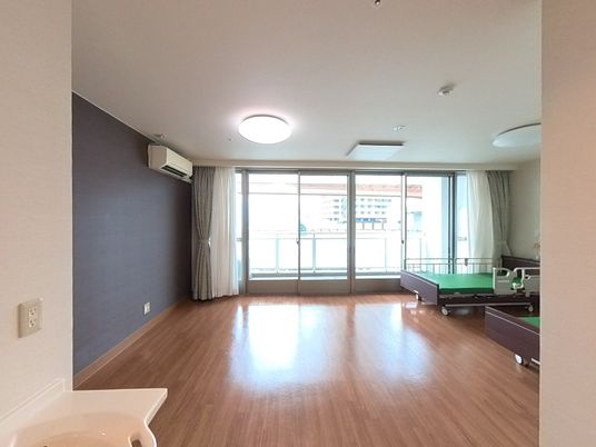 明るい居室の様子