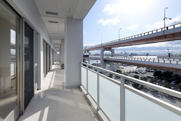 明るい廊下と青空の景色