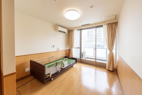明るい個室の居室
