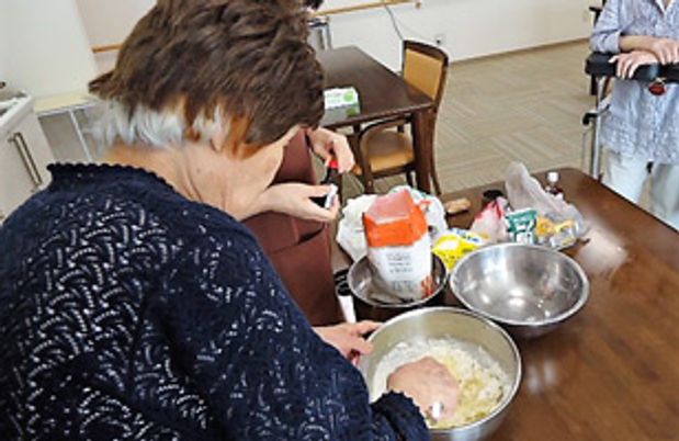 料理活動をする高齢者