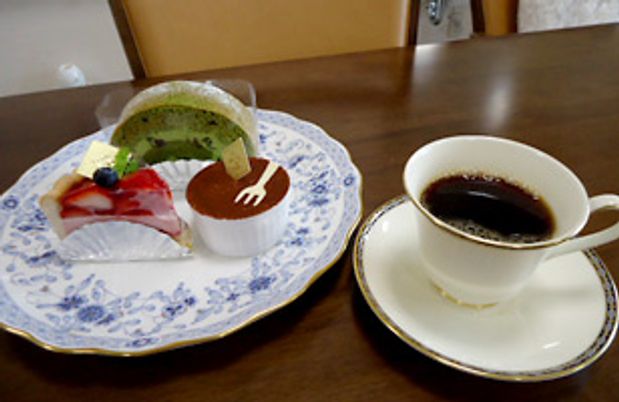 お茶のセットとデザート