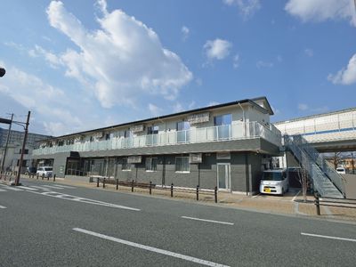 青空の下の居室外観